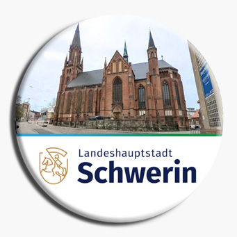 Paulskirche - Eine evangelische Kirche im Stadtteil Paulsstadt und markantes Beispiel der Neogotik. Mit ihrem hohen Backsteinturm und den farbigen Glasfenstern prägt sie das Stadtbild bis heute.