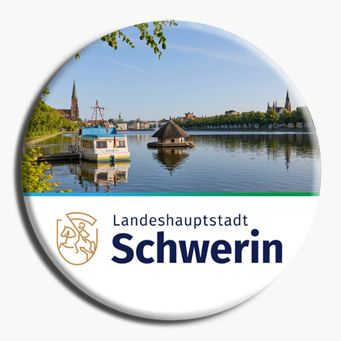 Pfaffenteich - Im 12. Jahrhundert ursprünglich als Wasserreservoir für die Stadt angelegt, ist er heute von historischen Gebäuden und einer Promenade umgeben. Ein zentraler Ort des städtischen Lebens.  Bildrecht: SMG, Oliver Borchert