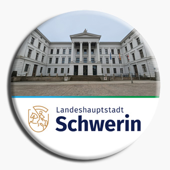 Staatskanzlei - Die Staatskanzlei befindet sich im ehemaligen großherzoglichen Palais am Burgsee. Der klassizistische Bau aus dem 19. Jahrhundert ist heute Sitz des Ministerpräsidenten.