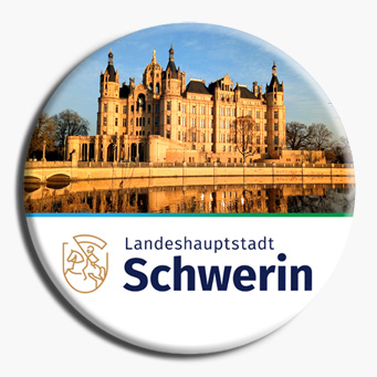 Schloss - Das Schweriner Schloss ist das bekannteste Wahrzeichen der Stadt und liegt malerisch auf einer Insel im Schweriner See. Der umgestaltete Bau vereint verschiedene Baustile.