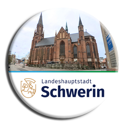 Paulskirche - Eine evangelische Kirche im Stadtteil Paulsstadt und markantes Beispiel der Neogotik. Mit ihrem hohen Backsteinturm und den farbigen Glasfenstern prägt sie das Stadtbild bis heute.