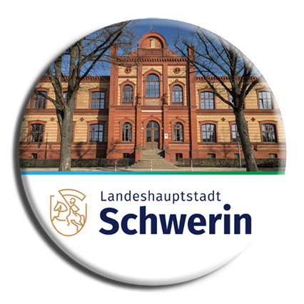 Fridericianum  - Erbaut im 18. Jahrhundert zählt zu den bedeutenden klassizistischen Gebäuden der Stadt. Ursprünglich als Lehranstalt genutzt, ist es heute Teil des historischen Ensembles am Pfaffenteich.