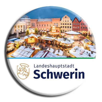 Marktplatz - Der Marktplatz bildet das historische Zentrum Schwerins. Das klassizistische Säulengebäude aus dem 19. Jahrhundert prägt den Platz und diente ursprünglich als Markthalle. Bild: MV-T/Gross