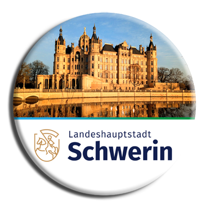 Schloss - Das Schweriner Schloss ist das bekannteste Wahrzeichen der Stadt und liegt malerisch auf einer Insel im Schweriner See. Der umgestaltete Bau vereint verschiedene Baustile.